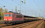 155 083-9 mit einem gemischten Güterzug (hauptsächlich Oberbaustoffwagen mit Fertiggleisbohlen) am 16.10.17 Bf.