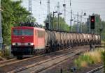 155 204-1 mit einem Ganzzug Spezialkesselwagen f�r geschmolzenes Schwefel (44/2448) Richtung Bernau, 01.07.10 Berlin-Karow.