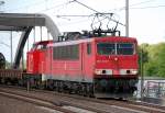 155 204-1 hat die 298 316-1 und einen gemischten G�terzug am Haken, 26.07.10 Berlin-Pankow.