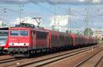 155 007-8 mit einem Zug Coiltransportwagen mit Planen�berzug und Teleskopdachwagen bei der Durchfahrt im Bhf.
