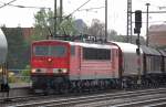 155 199-3 f�hrt zum Kurzhalt bei str�menden Regen mit einem Zug Coiltransportwagen im Bhf.