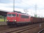 155 103-6 mit Ganzzug offener G�terwagen im Fr�hling 2008 im Bhf.