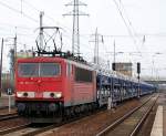 155 215-7 mit einem Ganzzug Autotransportwagen bei der Durchfahrt im Bhf.