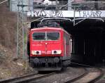 155 075-5 mit einem Ganzzug Sch�ttgutwagen bei der Durchfahrt Stra�enunterf�hrung Berlin Sch�nhauser Allee, 28.03.09 