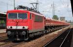155 243-9 mit einem Ganzzug Sch�ttgutkippwagen vom Typ Fans 128 bei der Durchfahrt im Bhf.