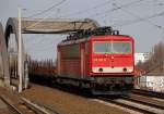 155 267-8 mit einem Leerzug Rungenwagen Richtung Berliner Innenstadt, 18.03.10 Berlin-Pankow.