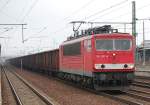 155 007-8 mit einem Ganzzug offener G�terwagen, 09.09.10 Durchfahrt Bhf.