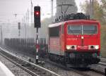 155 130-8 mit einem Ganzzug Rungenwagen bei str�menden Regen, 19.10.10 Berlin-Karow.