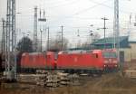 185 044-5 + 185 141-9 Doppeltraktion mit Ganzzug Selbstentladewagen am 07.02.11 Berlin-Sch�nefeld.