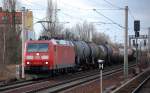 185 077-5 mit Kurzzug unterschiedlicher Kesselwagen Richtung Berlin-Blankenburg, 31.01.13 Berlin-Pankow.