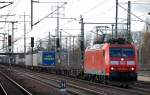 185 026-2 f�hrt mit Containerzug zum Personalwechsel im Bhf.
