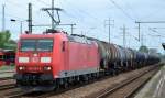 185 009-8 mit einem relativ kurzen Kesselwagenzug am 18.07.15 Bhf.