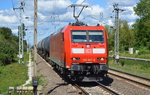 185 047-8 mit Kesselwagenzug (Benzin) am 17.08.16 Berlin Hohenschönhausen.