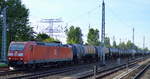 185 084-1 mit Kesselwagenzug (Erdölprodukte) am 17.05.17 Berlin-Springpfuhl.