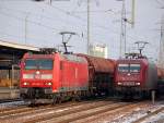 W�hrend EKO Trans 145-CL 001 mit ihrem G�terzug wartet �berholt 185 064-3 mit einem Gganzzug geschlossener Sch�ttgutwagen den anderen G�terzug am 19.12.09 Bhf.