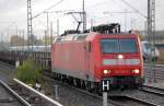 185 145-0 mit v�llig verwittertem DB-Keks unterwegs mit Leerzug Rungenwagen am Morgen des 26.10.10 Berlin-Beusselstr.