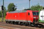 185 175-7 stand pausierend (Personalwechsel) mit Containerzug am 01.08.13 im Bhf.