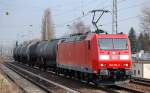 185 176-5 mit einigen Kesselwagen am 27.02.14 Berlin-Karow.