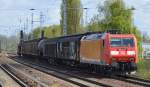 185 170-8 am Ende eines Güterzuges gezogen von 298 324-5 am 19.04.15 Berlin-Karow.
