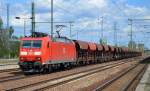 185 146-8 mit Ganzzug Schüttgutwagen am 04.05.15 Durchfahrt Bhf.