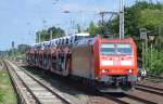 185 158-3 mit einem recht kurzen PKW-Transportzug (VW-Nutzfahrzeuge) am 24.07.15 Berlin-Hirschgarten.