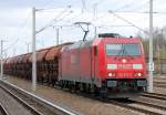 185 272-2 mit einem Ganzzug gedeckter Sch�ttgutwagen Richtung Innenstadt, 08.04.11 Berlin-Blankenburg.
