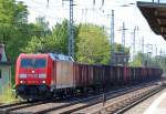 185 295-3 mit einem Ganzzug offener G�terwagen Richtung Bernau, 03.05.11 Berlin-Karow.