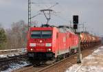 185 285-4 mit Ludmila und Ganzzug gedeckter Sch�ttgutwagen Richtung Berlin-Spandau, 11.02.13 Bhf.