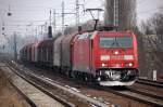 185 273-0 mit einem G�terzug f�r Coiltransporte, 12.02.13 Berlin-Karow.