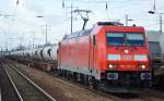185 226-8 mit fast leerem Containerzug am 23.02.16 Bhf.