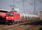 185 370-4 mit einem Ganzzug franz�sischer Kesselwagen (ermewa) mit lt Gefahrstofftafeln (83/2789) Essigs�ure, 80 %&acute;tige L�sung bef�llt, 23.02.11 Bhf.