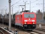 185 302-7 mit einem Leerzug Rungenwagen Richtung Innenstadt, 25.03.11 Berlin-Blankenburg am fr�hen Morgen ca.7:35
