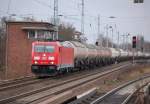 185 374-6 mit einem Ganzzug Gasdruckkesselswagen Richtung bernau, 07.12.11 Berlin-Karow.