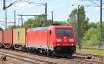 185 320-9 mit Containerzug f�hrt zum Personalwechsel im Bhf.