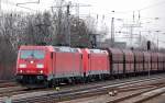 Doppeltraktion 185 313-4 + 185 216-9 mit langem Erzzug am 18.02.14 Berlin-Springpfuhl.