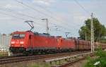 Doppeltraktion mit 185 338-1 + 185 359-7 mit ganzzug Schüttgutwagen Richtung Oranienburg am 07.08.15 Mühlrnbeck/Mönchmühle bei Berlin.