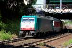 186 130-1 mit einigen DB-CNL Nachtwagen + 101�r am Ende des Zuges unterwegs Richtung Berlin-Lichtenberg, 14.05.12 Unterf�hrung Berlin Sch�nhauser Allee.