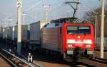 189 020-1 mit einem Taschwagenzug mit DB/Schenker LKW-Aufliegern am 13.12.13 Berlin-Blankenburg Richtung Innenstadt.