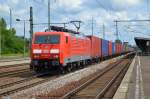 189 060-7 mit Containerzug am 26.06.14 Durchfahrt Bhf.