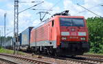 189 012-8 mit KLV-Zug (LKW-WALTER Trailer) am 28.06.16 Berlin-Wuhlheide.