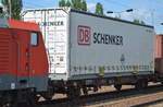 Optisch fiel dieser hohe DB Schenker Wechsellader-Auflieger heraus hinter der niedrigeren 189er und den sonstigen Standard-Containern auf diesem zweiachsigen Containertragwagen mit der Nr.