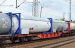 Drehgestell-Containertragwagen der DB mit der Nr. 31 TEN RIV 80 D-DB 4558 696-9 Sgns 696 beladen mit zwei 40’ Standard Gasdruck-Tankcontainern (UN-Nr.: 23/1012 =  	1-Buten oder cis-2-Buten oder trans-2-Buten oder Butene, Gemisch) am 13.05.17 Bf. Flughafen Berlin-Schönefeld.