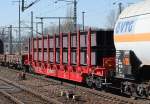 Drehgestellflachwagen mit vier Rads�tzen mit Rungen mit Niederbindeeinrichtung von DB SCHENKER mit schweren Stahltr�gern beladen, Wagentyp leider nicht genau erkannt wahrscheinlich ein Rbns 641,