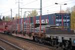 Drehgestell-Flachwagen mit Rungen der DB wahrscheinlich vom Typ Rns-z 643 beladen mit Stahltr�gern am 16.10.13 Bhf.