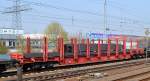 Drehgestell-Flachwagen mit starken Rungen und Niederbindeinrichtung mit Stahlspundlatten beladen der DB mit der Nr.