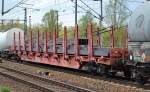 Drehgestell-Flachwagen mit kräftigen Doppelrungen der DB mit der Nr.