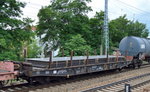 Sechsachsiger Drehgestell-Flachwagen der DB beladen mit Stahlplatten mit der Nr.