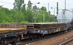 Drehgestell-Flachwagen der DB mit Stahlplatten beladen mit der Nr.