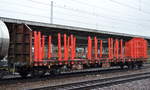 Drehgestell-Flachwagen für den Holztransport der DB mit der Nr. 37 RIV 80 D-DB SNI 3525 694-0 Roos-t 645 am 22.02.17 Bf. Flughafen Berlin-Schönefeld.