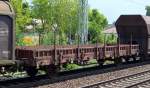 Zweiachsiger Flachwagen mit Rungen der DB wahscheinlich Schadwagen Richtung Eberswalde mit der Nr.